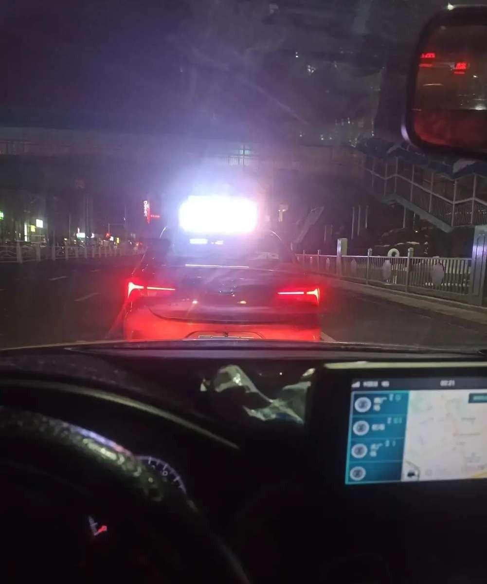 排了三小时，就等来一单二十九块五。
老赵这账都不用细算，油钱一扣，这一晚上基本白