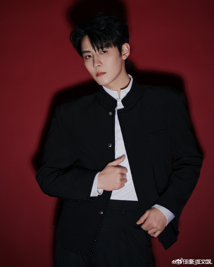 任豪北京也暖和了起来任豪晚上见北京的气温慢慢回升，任豪的新造型直接帅出新高度！简