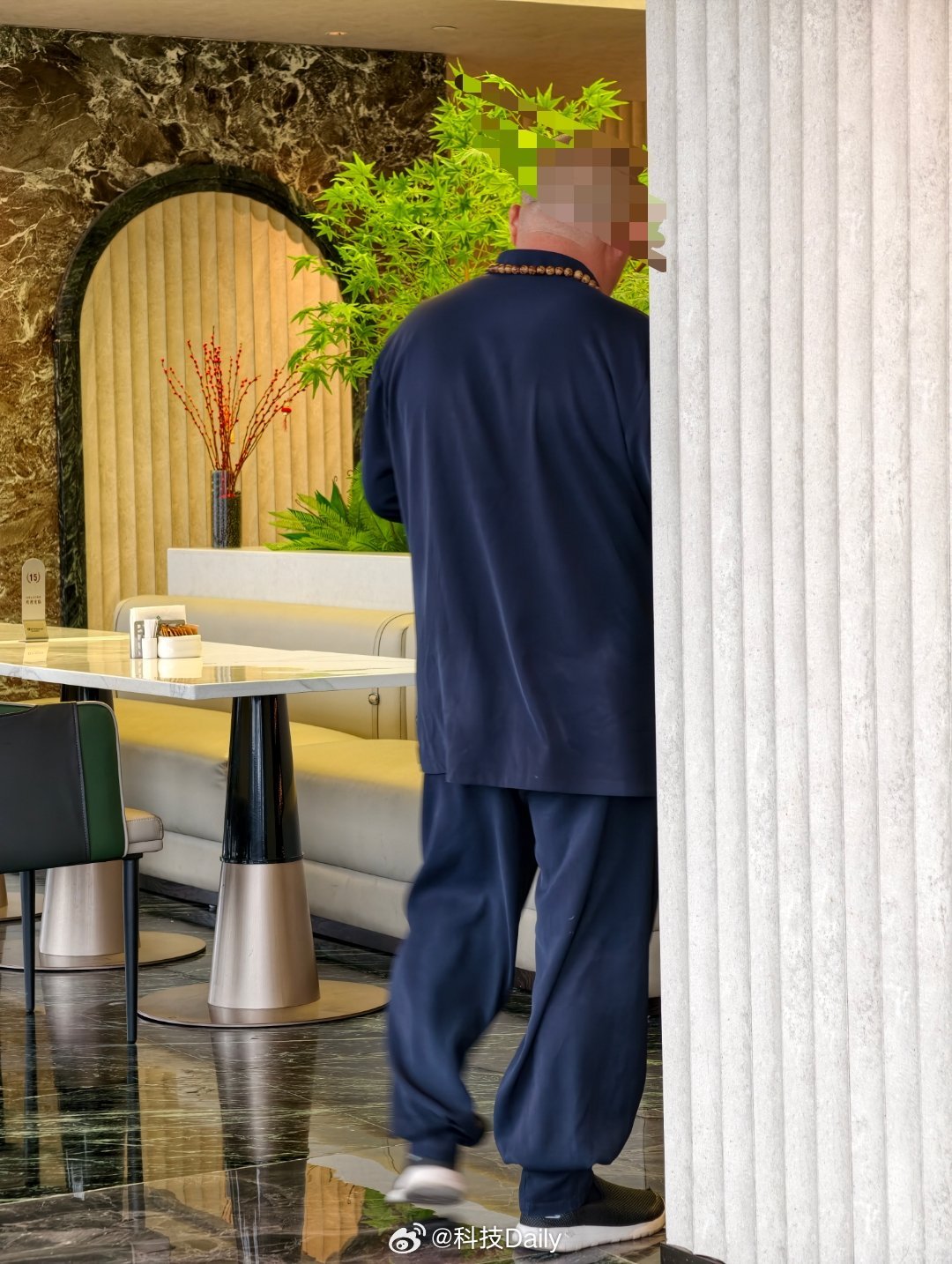 刚吃早饭，突然有个人搭话，一开始以为是同行认识，后来一看装扮就感觉不对。陌生人搭