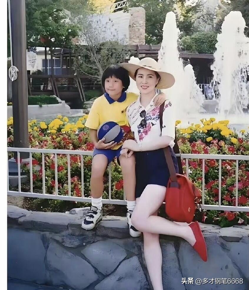 林凤娇在90年代算顶级的美女，她的气质不输山口百惠，颜值和英拉一样高。

她的脸
