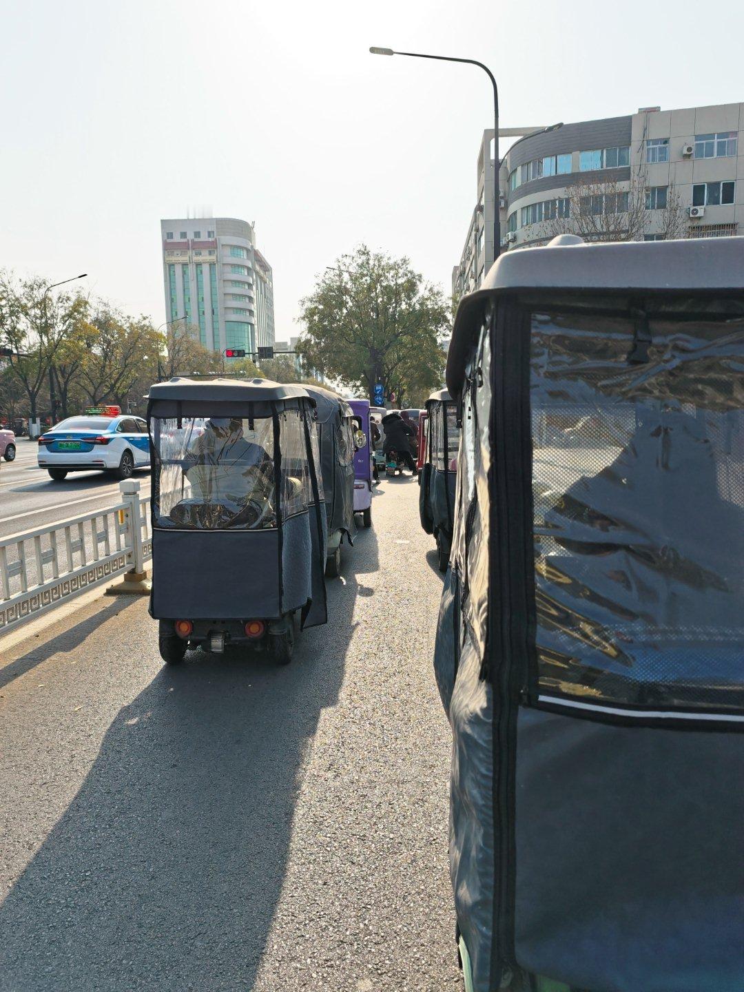 电动车新国标对我们这没区别满满的无牌三轮改棚车。前面几百米左右还有个学校。左右都