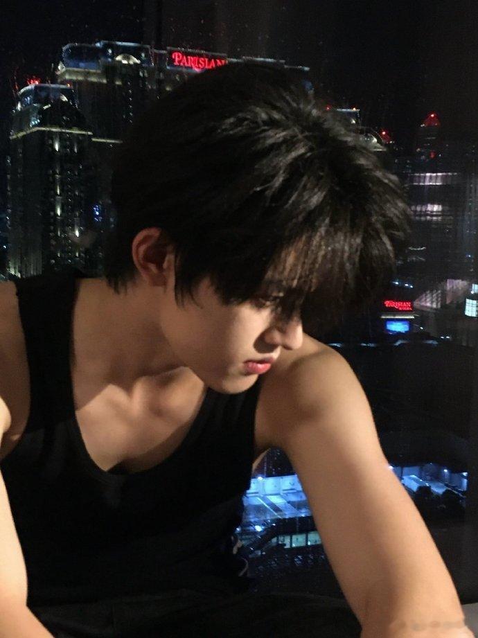 张极是好男孩吗妥妥的好男孩一枚，心思细腻很会照顾身边人，会留意同伴情绪，默默做事