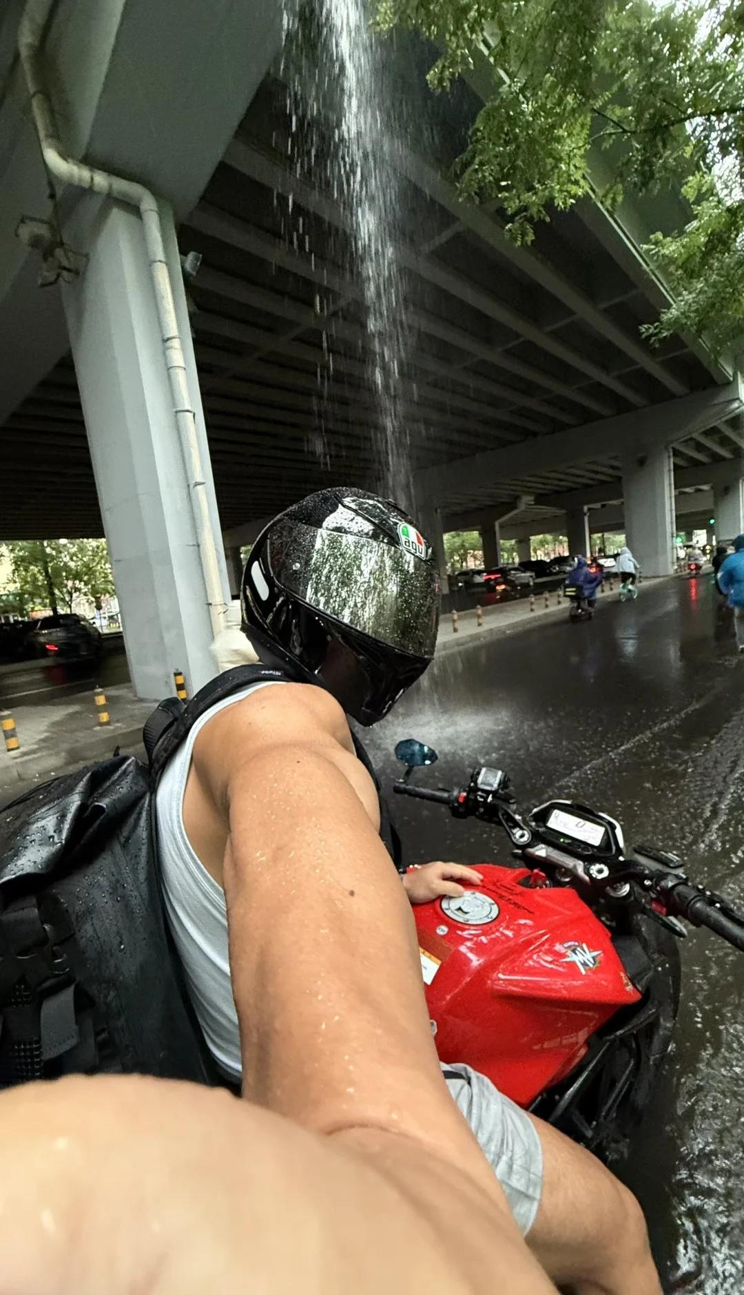 听说下雨了 问题不大
雨下个不停 下雨 每天都在下雨 外面下着雨 雨一直下不停 