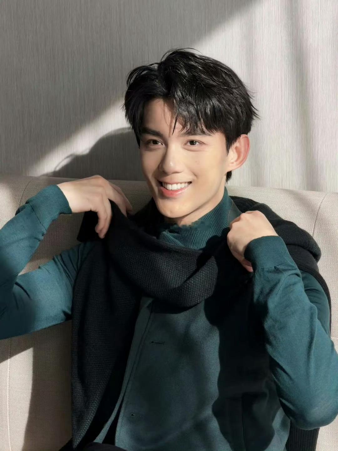 吴磊这组照片完全就是阳光男大