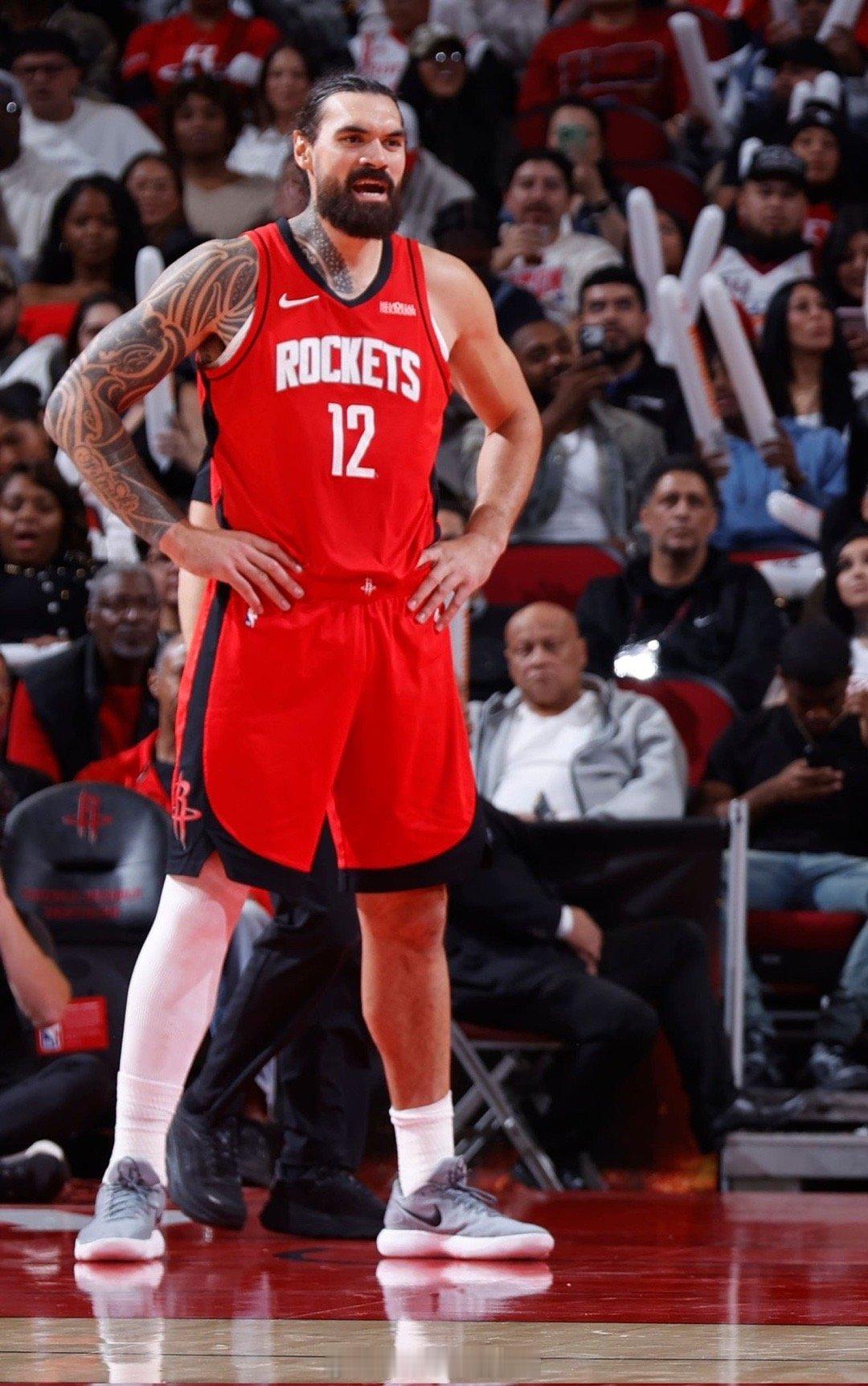 记者：“亚当斯要缺席一段时间，你是否会考虑打小阵容，或者让卡佩拉顶上。”乌度卡：