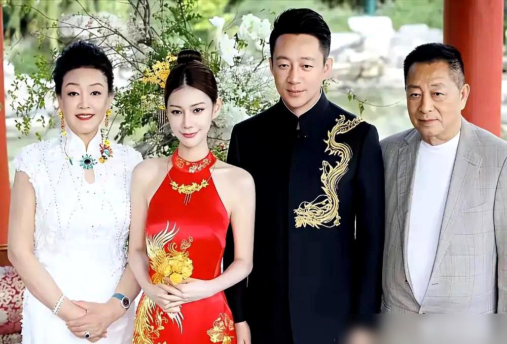 你敢信？张兰这女人，当年为了儿子汪小菲，把老公的“烂摊子”独自扛了8年，背叛的刀