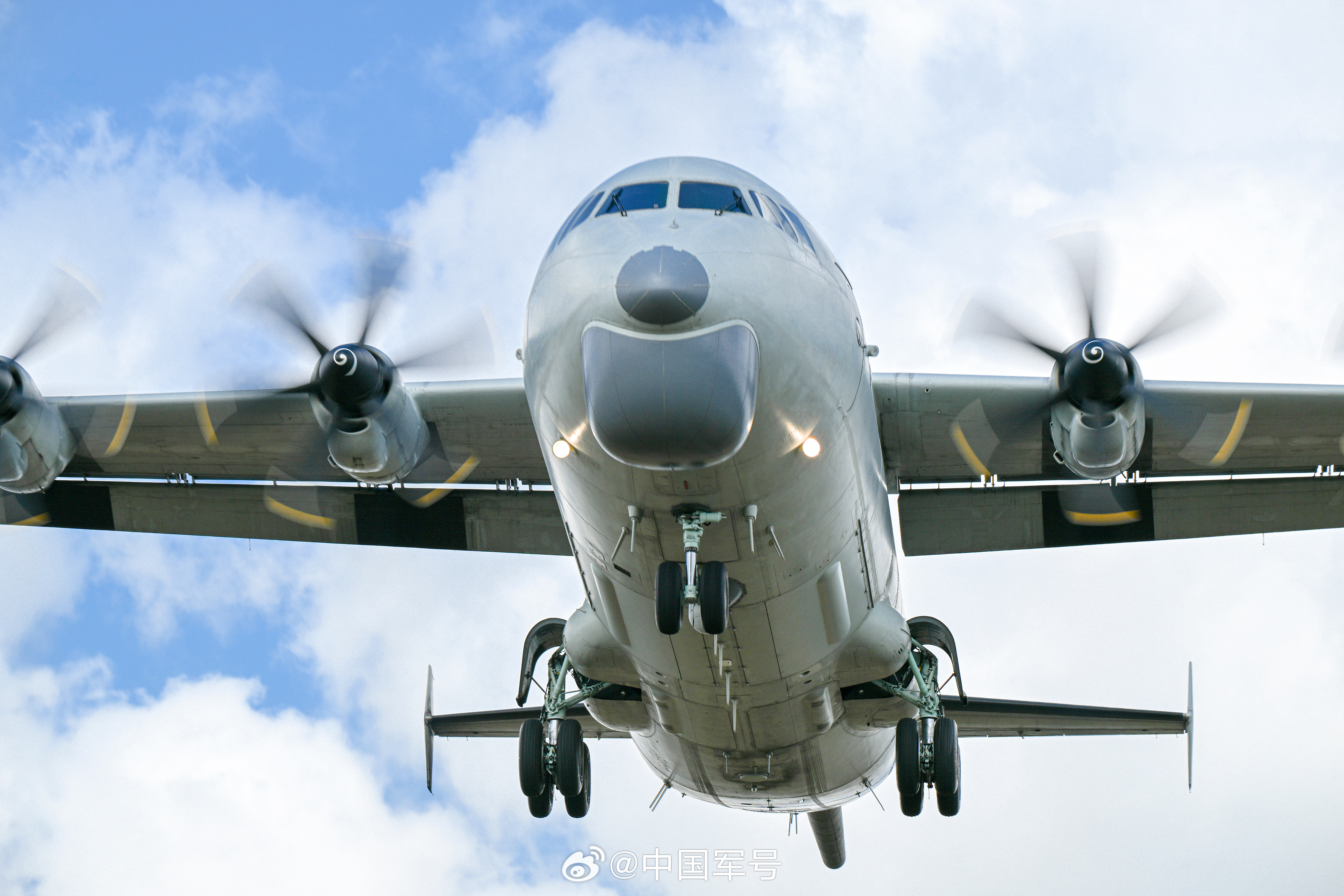 【超绝氛围感！战机和白云适配度好高】近日，海军航空兵某部开展跨昼夜飞行训练。训练