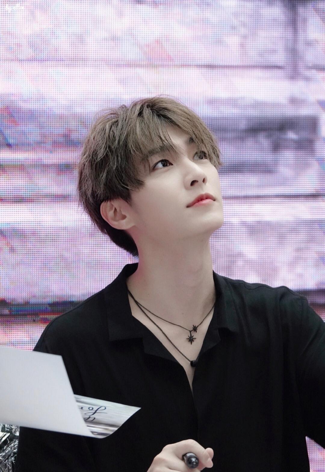 𝙒𝙚𝘾𝙝𝙖𝙩｜炎亚纶头像 | 男头 | 男生 | 帅哥 | 可爱 |