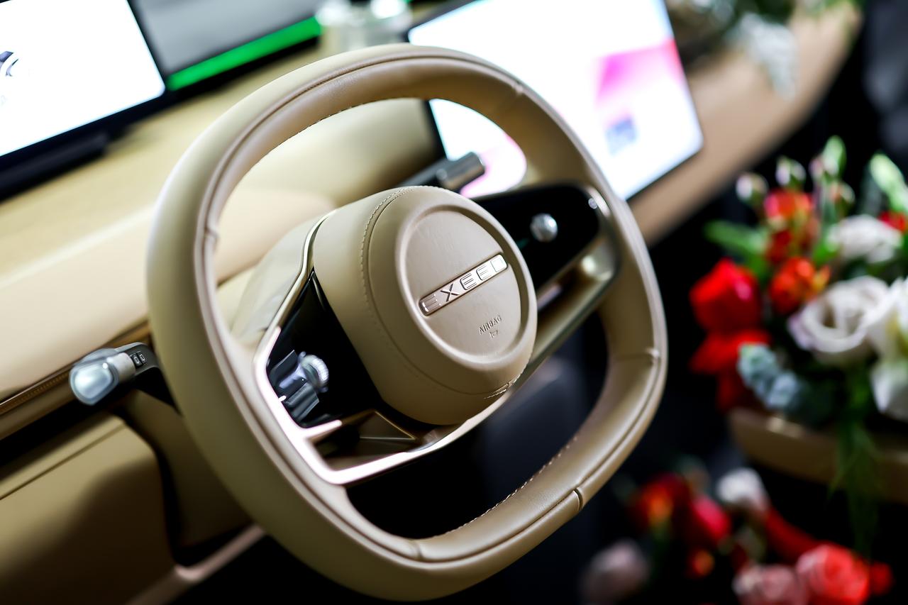 【星途星纪元ET量产下线，将推纯电和增程车型】1月19日，星途星纪元ET首批量产