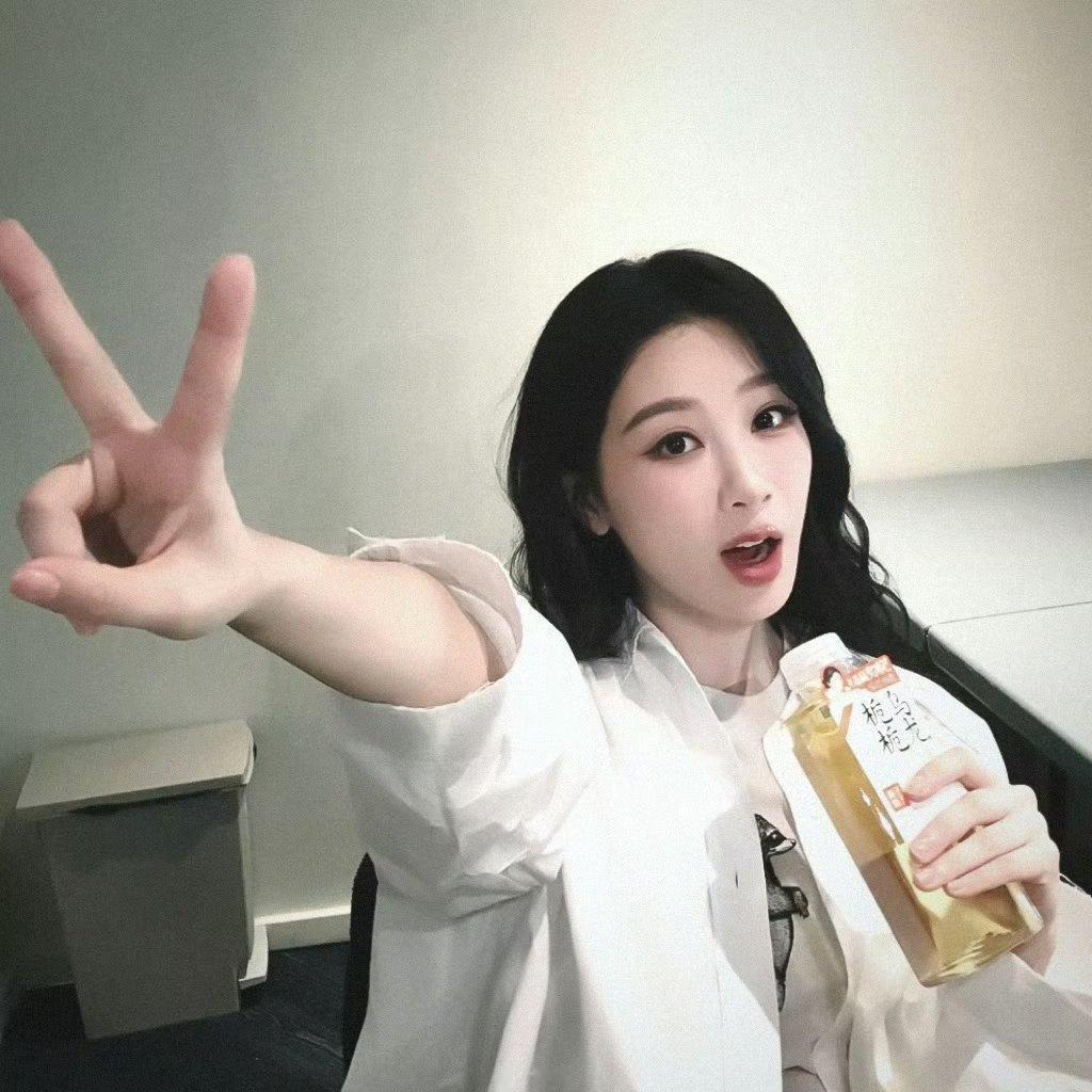 杨紫杨紫玉兰花开君再来  yz杨紫董竹君 你是朝阳，是晚霞，是我一切的欢喜。