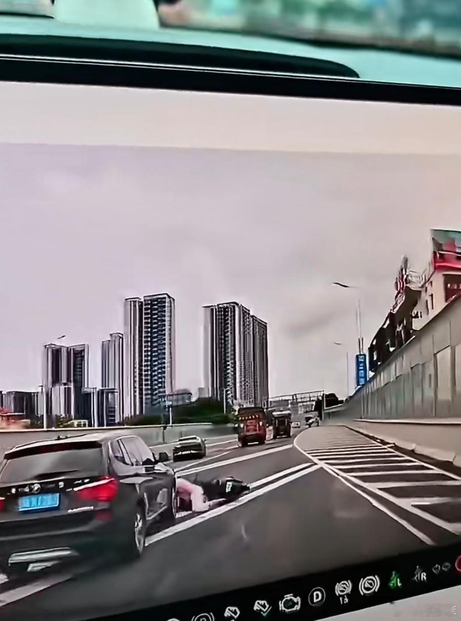 电动车违规上高架桥宝马车主是否冤枉一场本可以完全避免的事故，却让无辜的宝马车主深