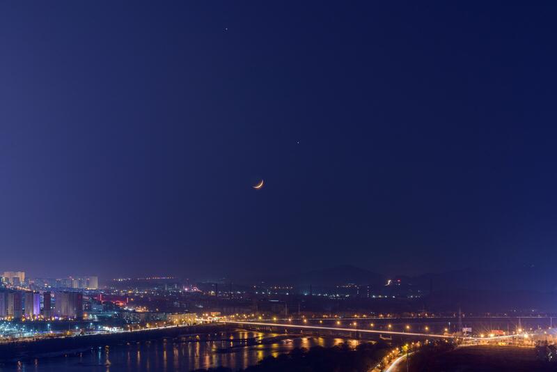 上联：佳人独望天边月，安子邀对才子静观海上星。