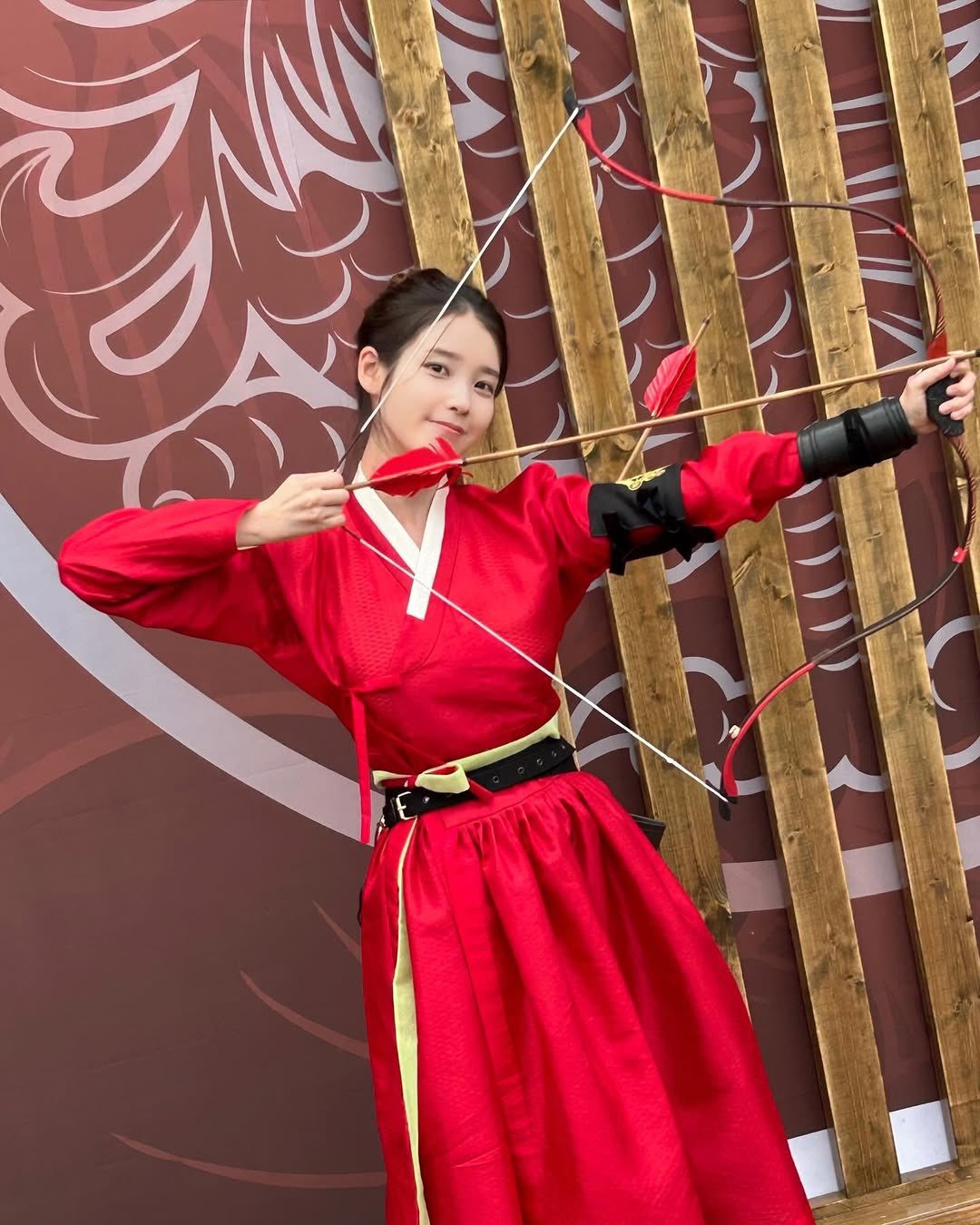 260412 IU INS更新 자가 쫓아 다니랴 어사화 받으랴 맞선 보랴 