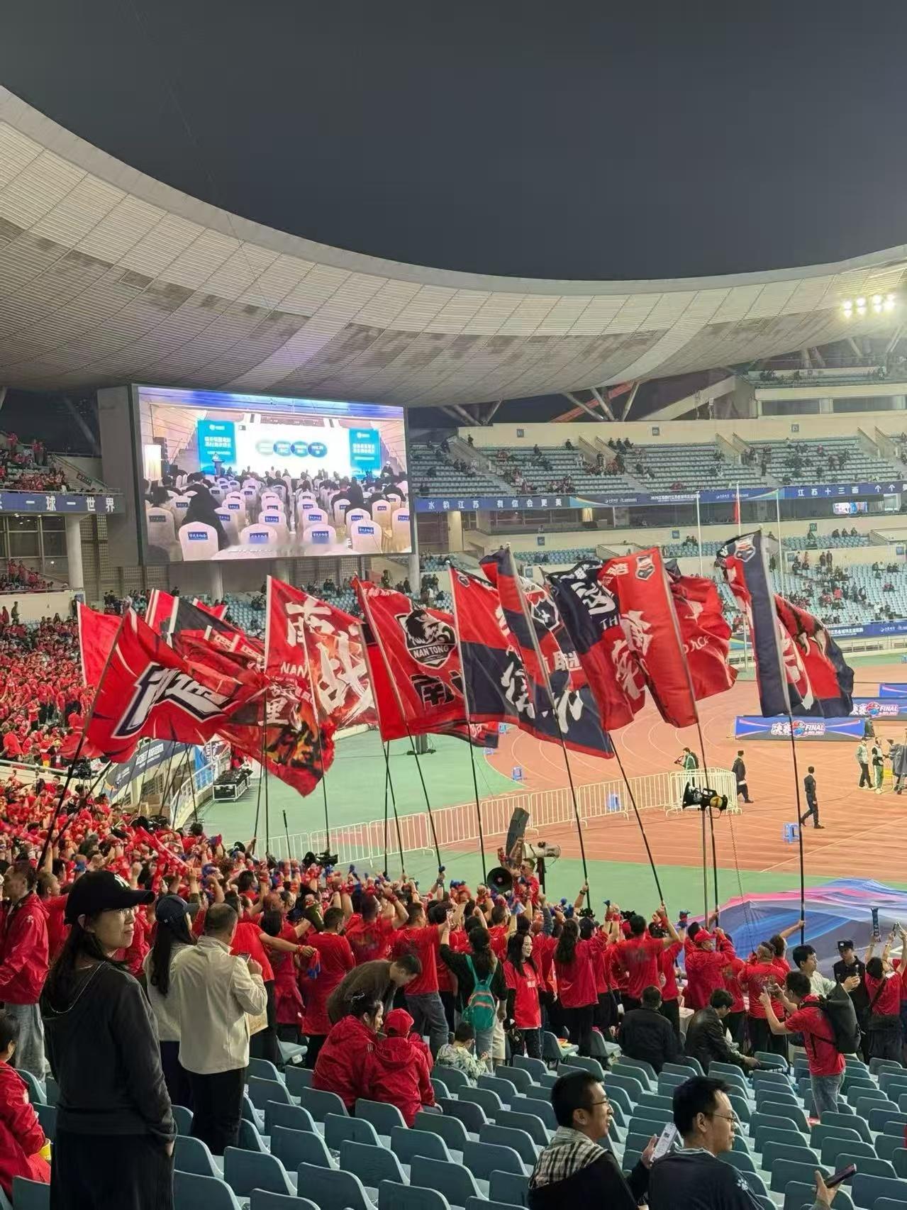 万众期待的苏超决赛今日在南京拉开序幕,泰州作为本次最大黑马与一直保持不败神话的南