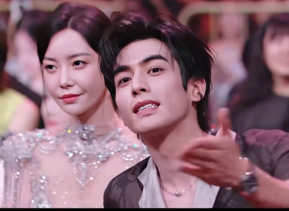 谢娜cue宋威龙为啥飞吻？微博之夜互动太戳，可爱到想循环截图📸谢娜宋威龙互动谢