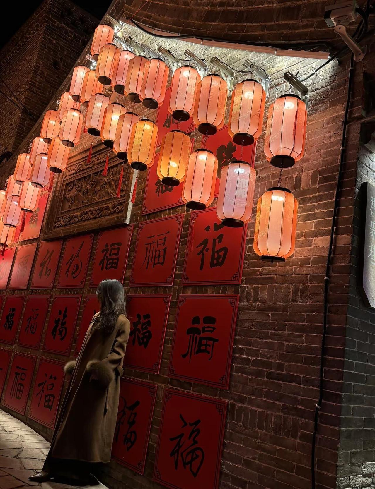 亲爱的老己： 今年做个温暖的人，以最大的平静去爱我们不确定的生活，人静、心安、物