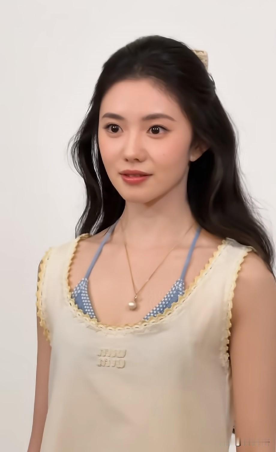 刘浩存生图出圈！素颜感长相自带灵气，摆脱网红流水线颜值引网友盛赞
 
近日，一组