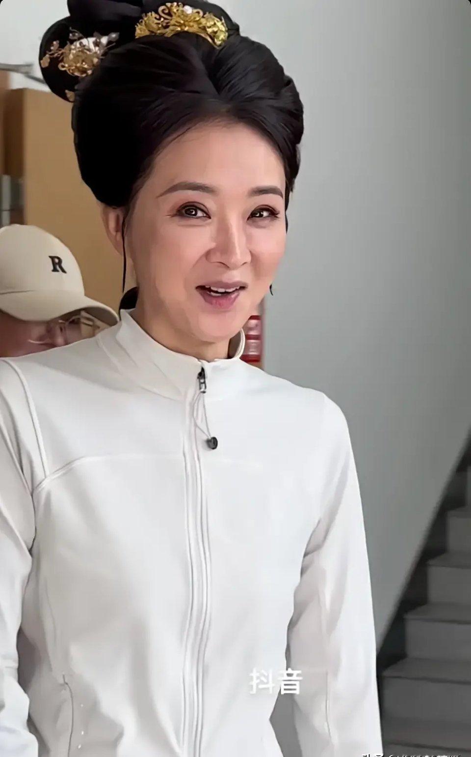 50岁的王艳出来营业了，自从她婆婆没了以后，笑容都多了，只是岁月不饶人，眼里没光