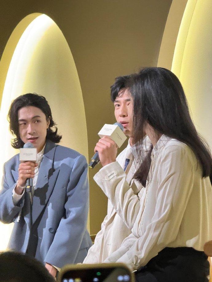 井柏然上海线下活动状态井柏然这波白色西装杀疯了！慵懒贵气拿捏得刚刚好，随便站着都