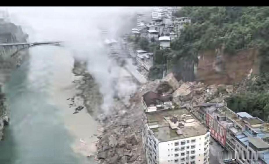 重庆山体滑坡致多处房屋被埋，包括一处爆竹经营店，
目前重庆山体滑坡的救援十万火急