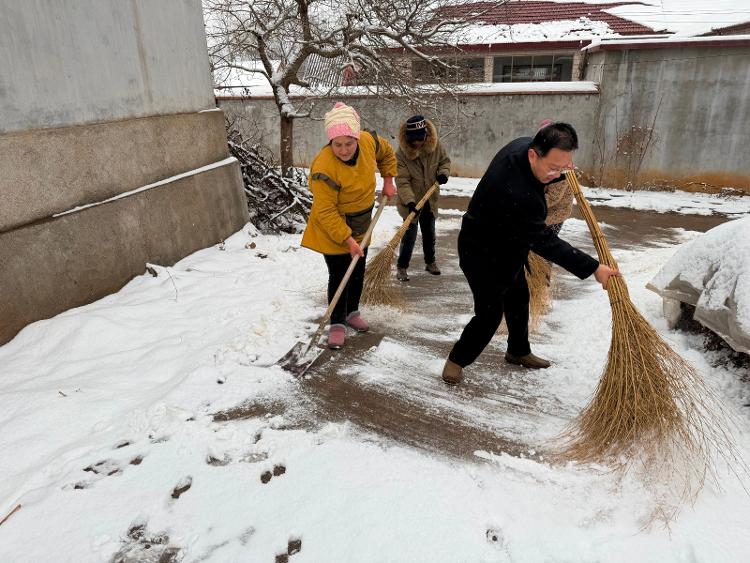 第一书记贾林带头清雪护平安，独居老人寒冬心更安