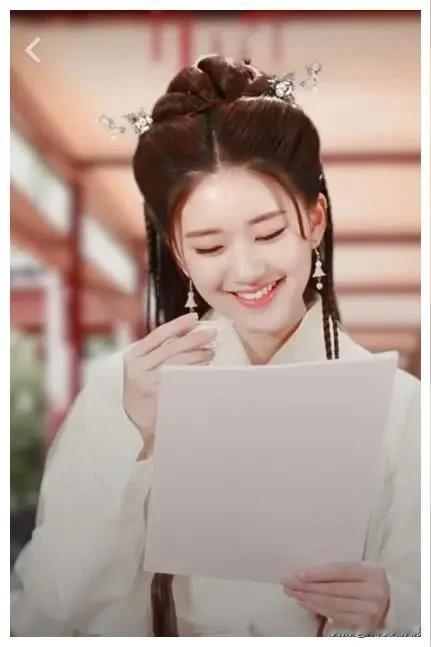 我开始理解赵露思了
 
总有人说她变了，说她整容，说她没了以前的鲜活，不仅话少了