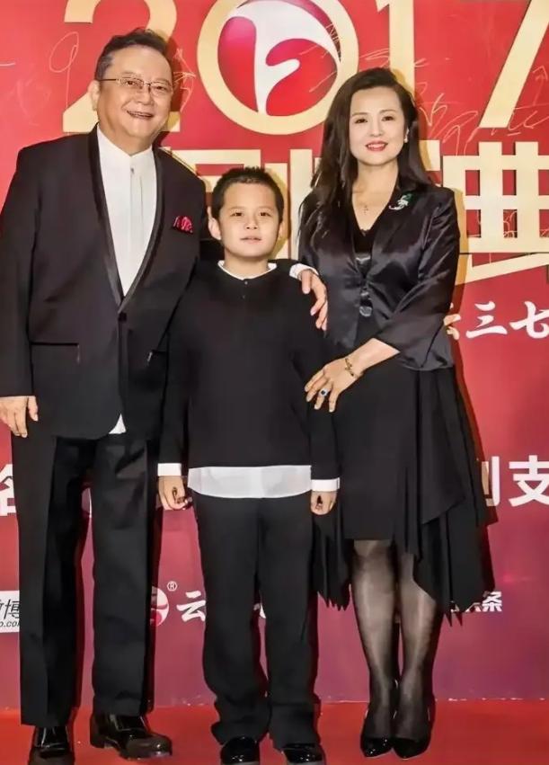 77岁的王刚，60岁的时候得了一子，本以为晚年可以安享清福，没想到现在17岁的儿