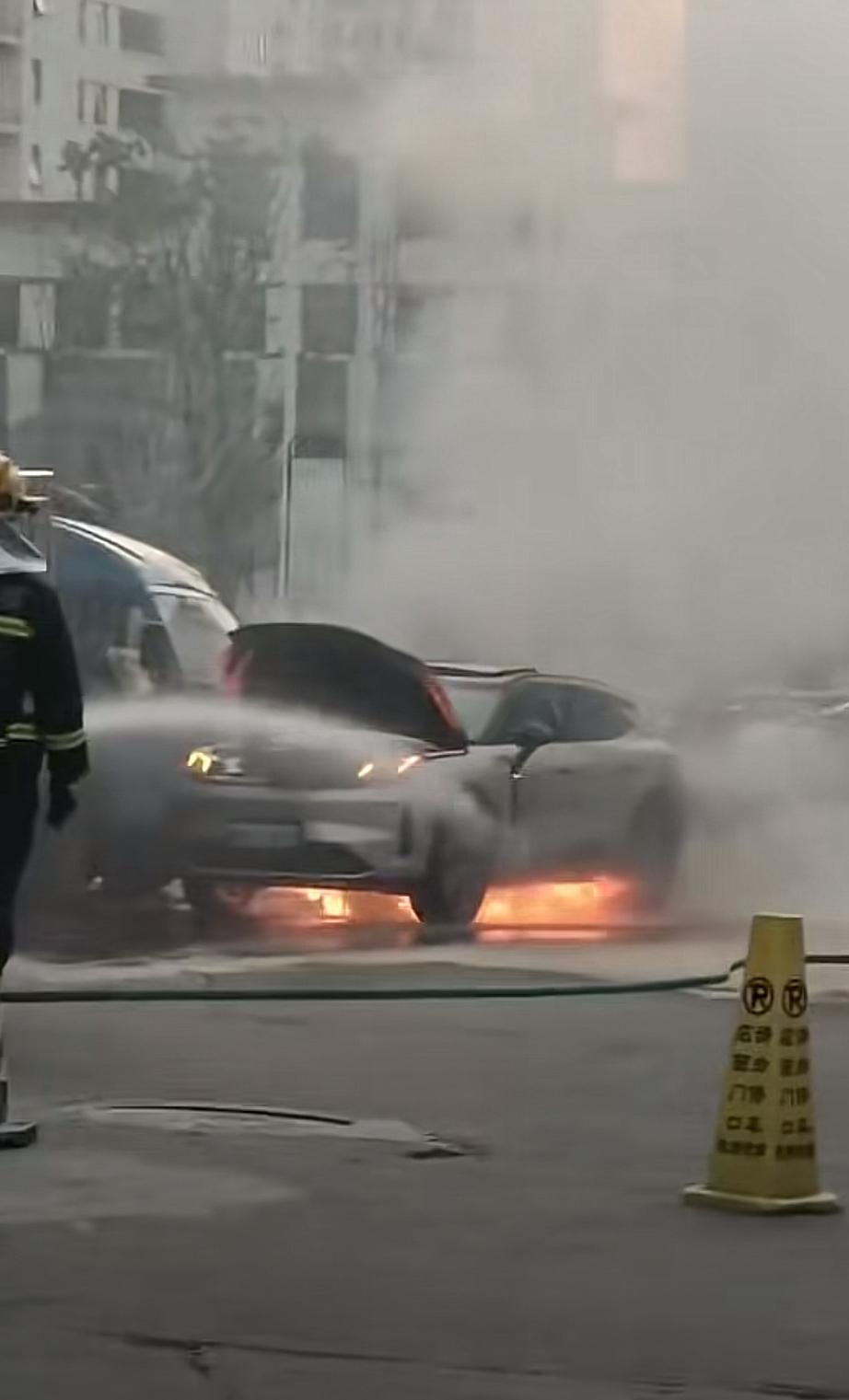 一新能源汽车疑似自燃并发生爆炸！

12月7日，安徽六安一新能源汽车疑似自燃发生