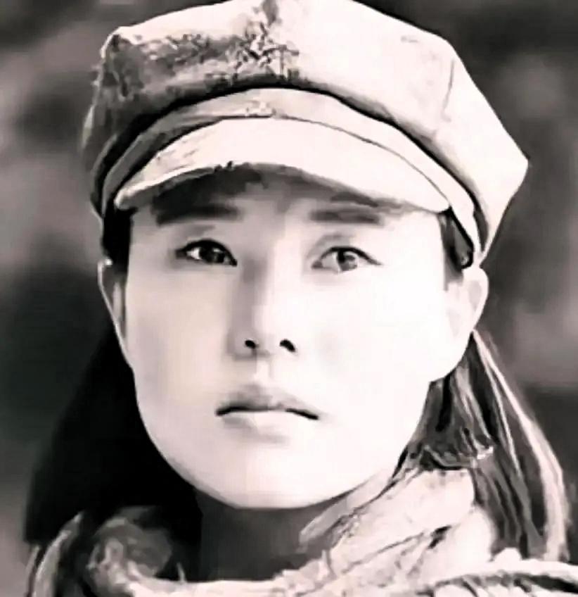 1937年，15岁女红军被敌人抓住，正要被砍头时，一名敌军官走过来，摸摸她的脸：