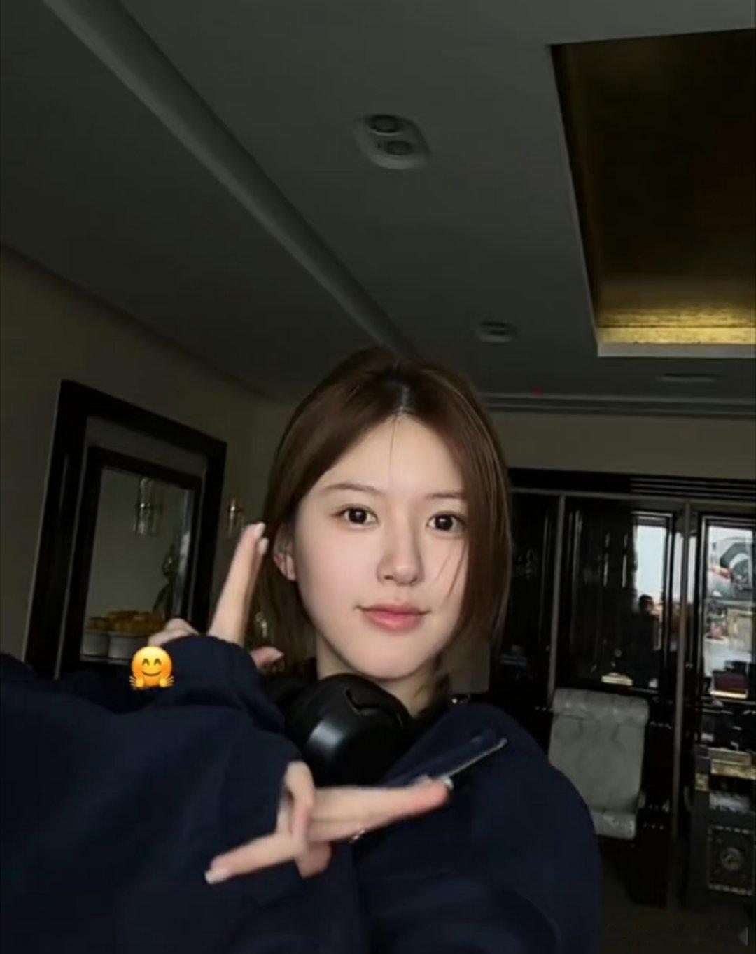 怎么感觉现在赵露思又变了呢？！脸型从圆脸变成这样了[允悲][允悲][允悲] ​​