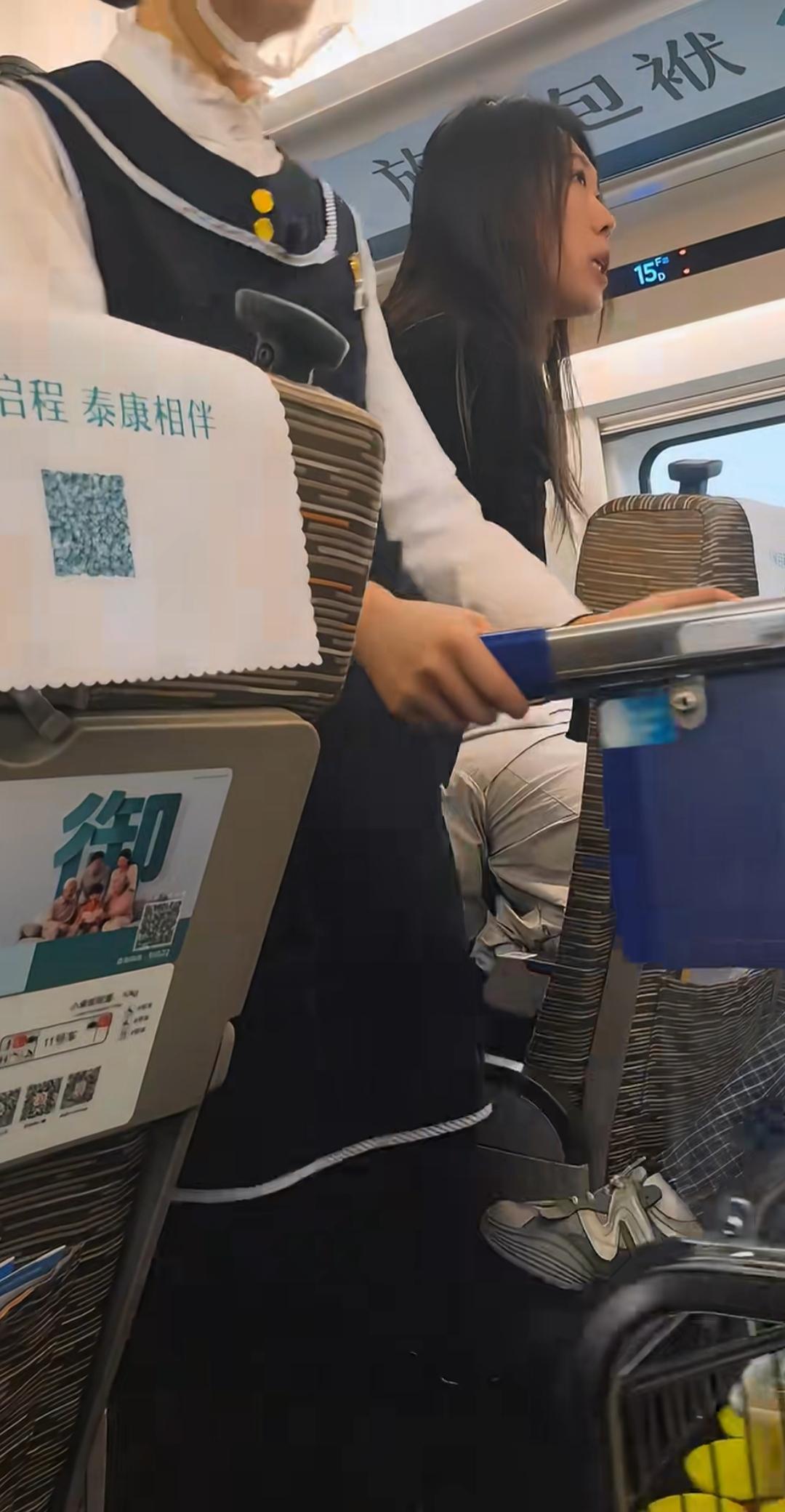 高铁上开免提打电话一小时[大哭]。
应不应当？
一位黑衣女乘客实在忍不住了，提醒