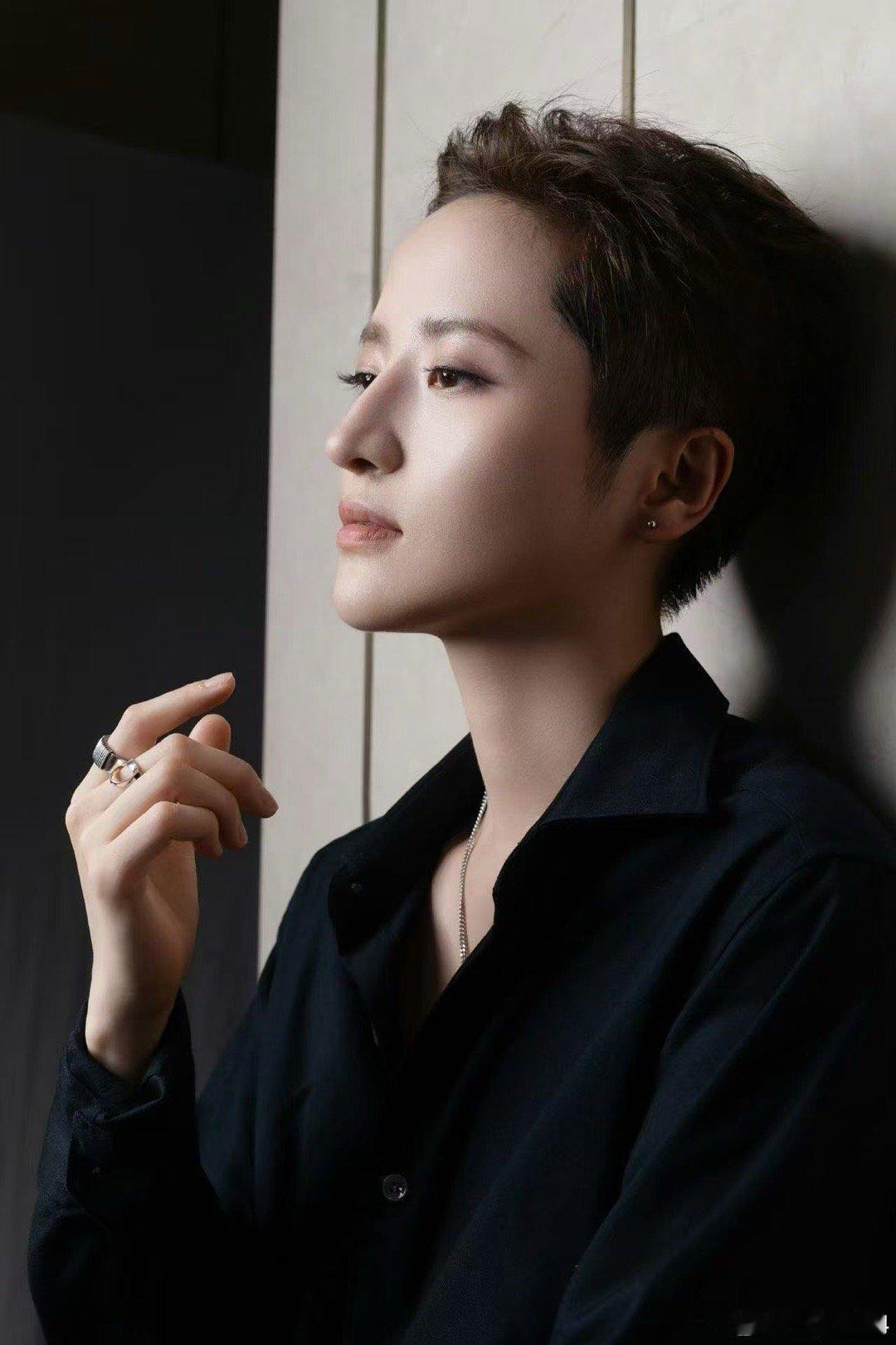 内娱唯一奶龙系女明星 说蒋一侨是奶龙本龙没人反对吧？圆乎乎的脸颊像奶龙的软肚皮，