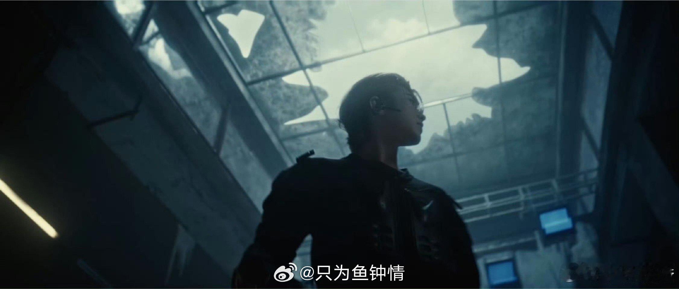 又被蔡徐坤帅到了 预告片帅晕全场！建模脸搭配黑色作战服，冷脸白切黑气场拉满，斯哈