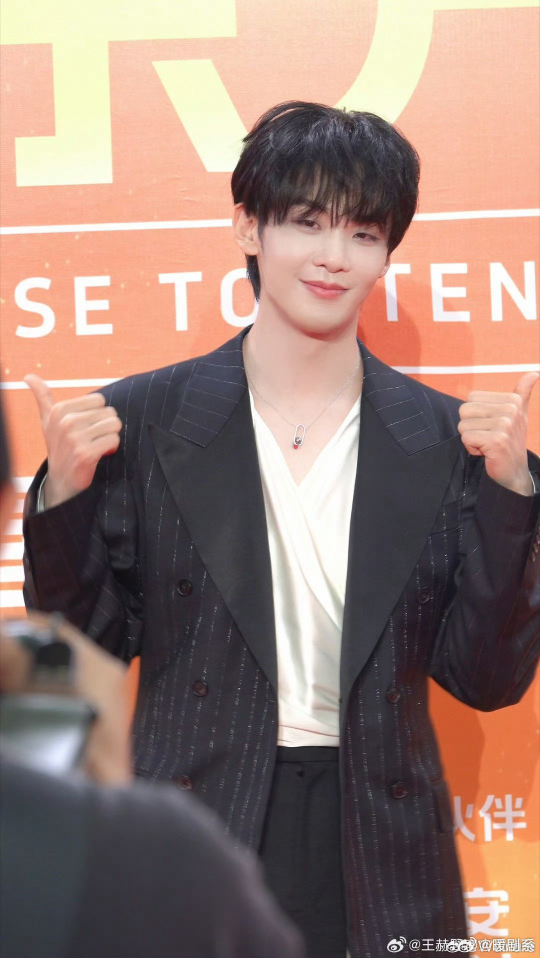 王赫野走红毯好喜庆红毯环节看到王赫野出来的时候整个画风都变了，别人都在认真摆po