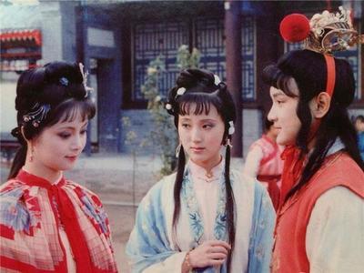 以贾宝玉之见，女儿是清净美好的，男子都是污浊的；清净美好的女儿一旦沾染男性污浊之