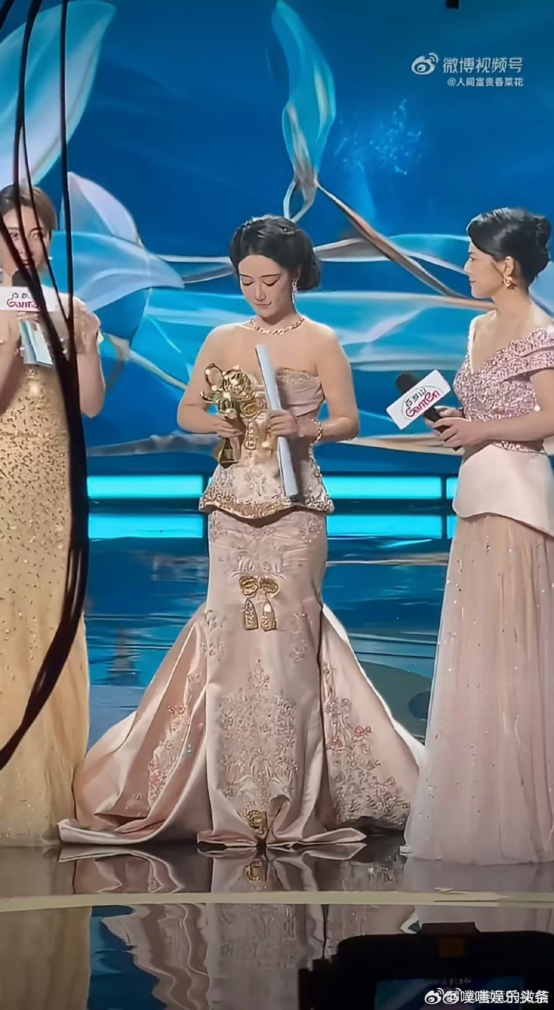杨紫白玉兰视后获奖感言 杨紫哭成了泪人 杨紫白玉兰视后漫长等待终迎来高光，杨紫拿