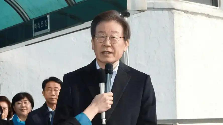 李在明出发时有多硬气，现在就有多狼狈，谁能想到，李在明这次访美，本想在国际舞台上