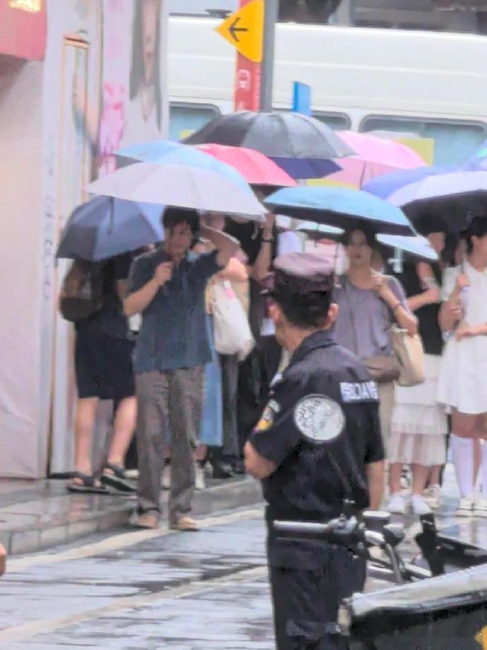 #偶遇张颂文辛芷蕾冒雨拍戏##偶遇辛芷蕾张颂文冒雨拍戏#网友偶遇辛芷蕾张颂文冒雨