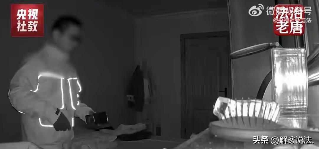 广西，40岁男子半夜潜入一户人家，发现其家中有摄像头，就赶紧把摄像头调转方向，其