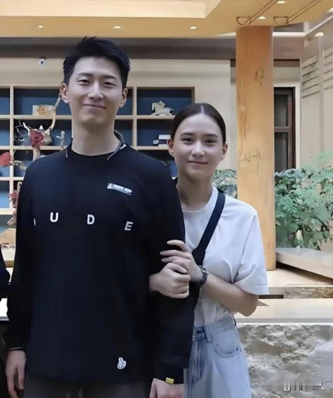 窦骁巴厘岛婚礼引争议！砸8000万自掏腰包设计！花光积蓄还被防，这豪门女婿当得太