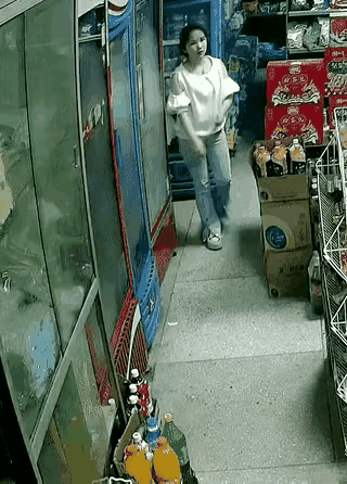 偶遇离谱一幕，两个完全不认识的路人，本来就是擦肩而过的缘分。
 
也不知道是不是