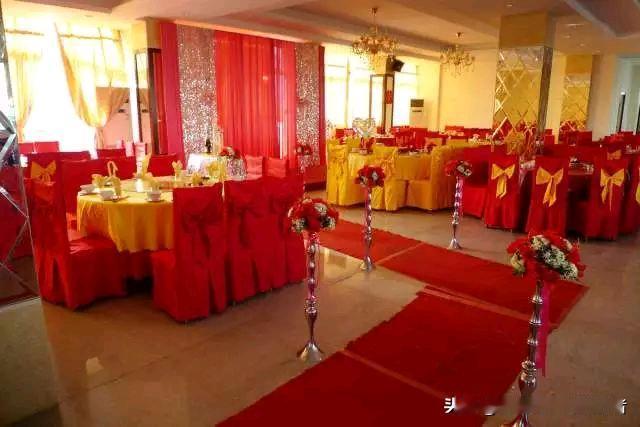 春节将至，村里表哥家正忙着张罗喜事——儿子要娶媳妇了，订婚和结婚连在一块儿办，热