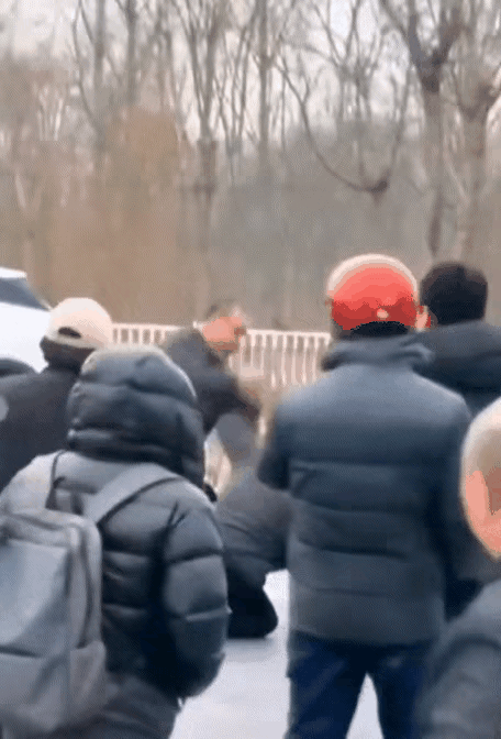 一个要命的，另一个是不要命的，两个人碰到了一起，再加上周围一帮看热闹不嫌事大的人