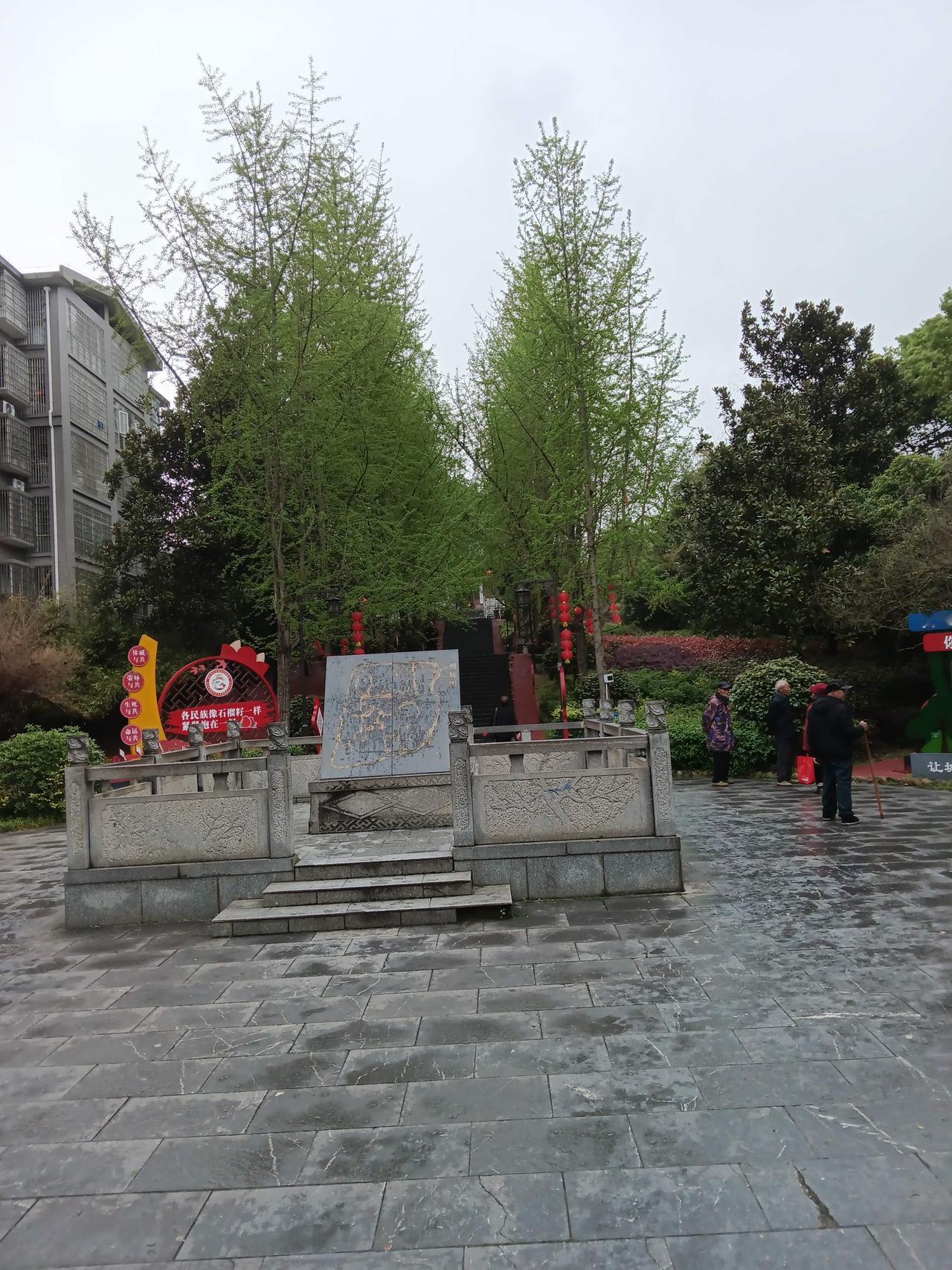 武冈宣风楼旁的景色，真是美得让人陶醉。宣风楼原名宣风雪霁楼，坐落在济川门城墙上，