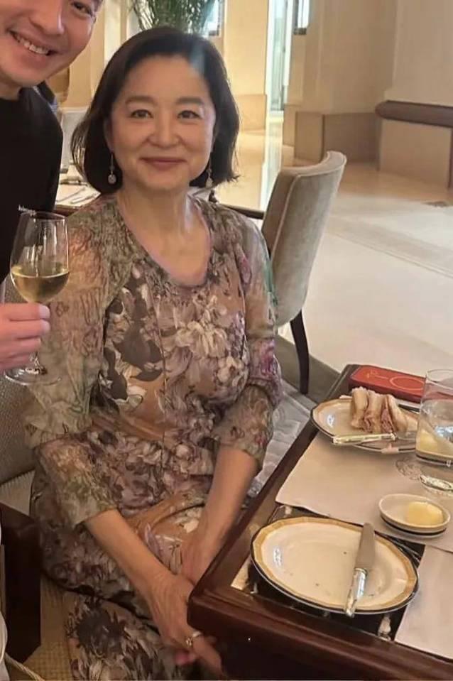 71岁林青霞近日现身香港中文大学，受邀参与校园讲座活动。她穿搭素雅温婉，气质从容