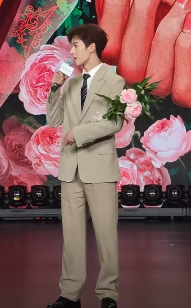 内娱终于有正常的剧宣了！昨晚腾讯发布会上，李昀锐谈到与孟子义三搭，直接对着镜头大