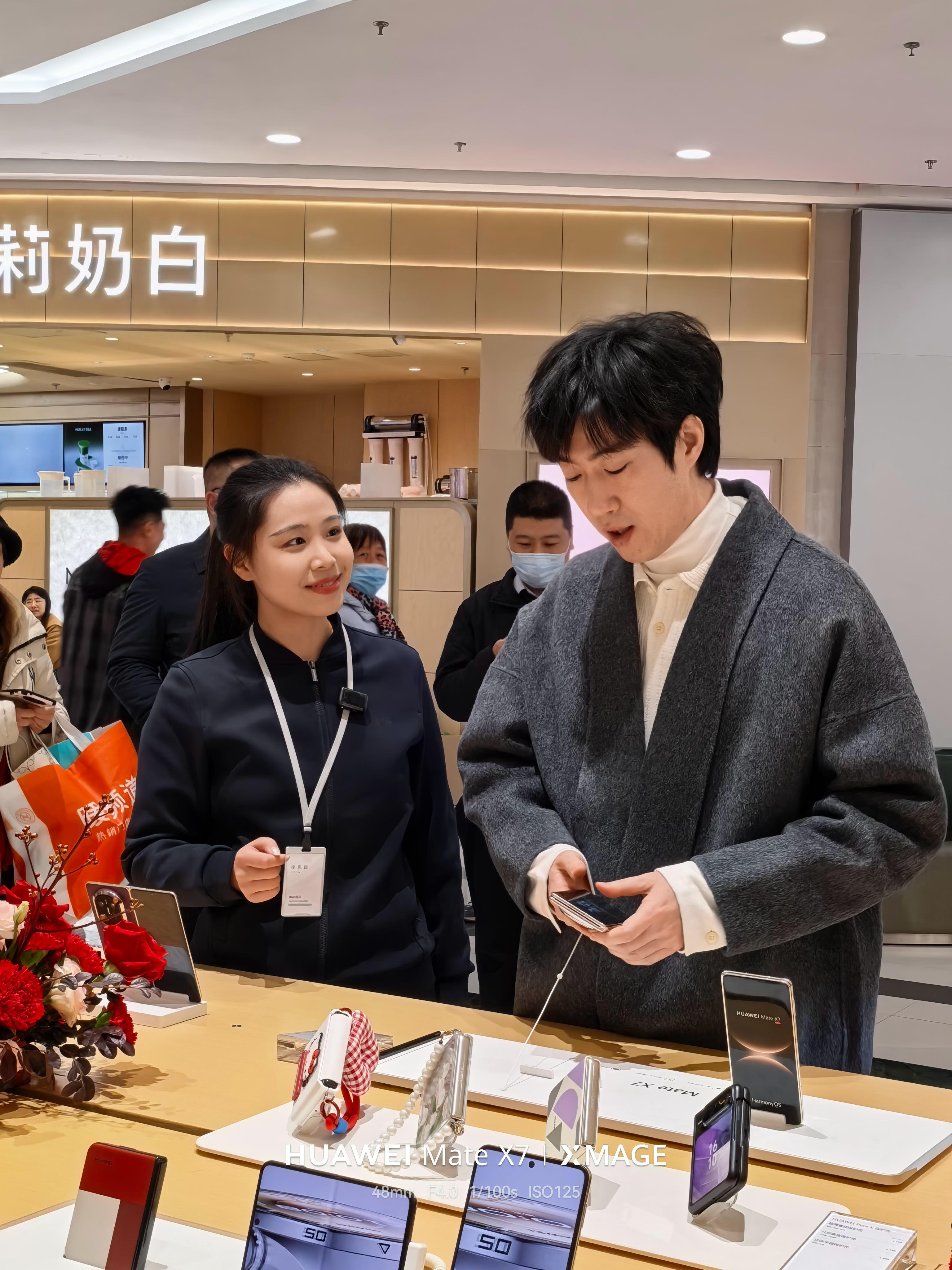 全国各地华为门店成偶遇明星现场当明星遇上华为门店，惊喜不断上演。常远也前来打卡，