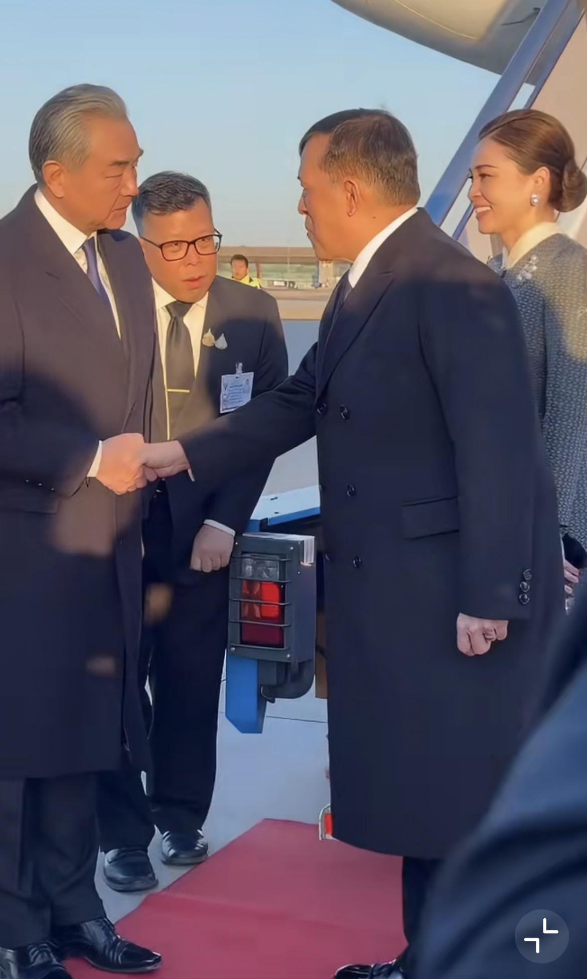 11月13日，泰国国王哇集拉隆功抵达北京，王外长接机。