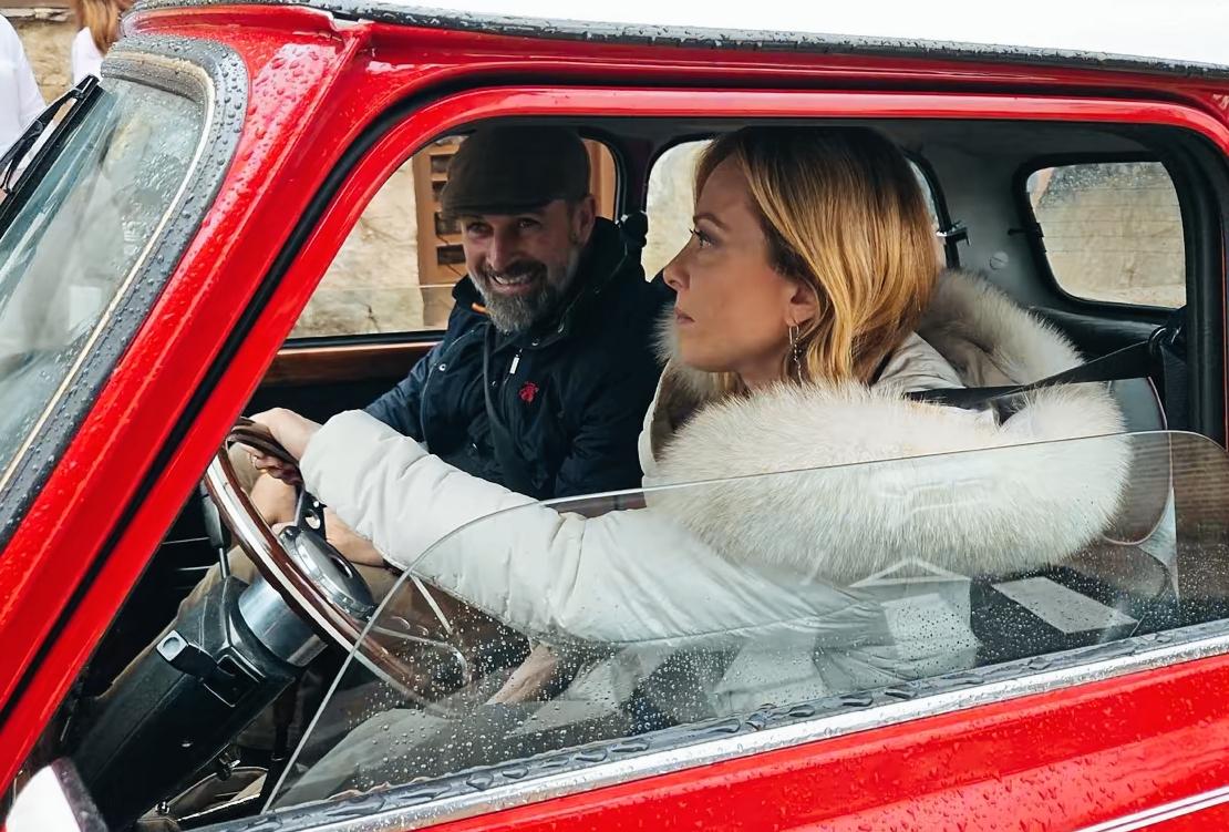 梅洛尼驾驶的车子看上去挺特别啊！
梅洛尼这是驾驶的什么车子呢？
梅洛尼穿着厚厚的