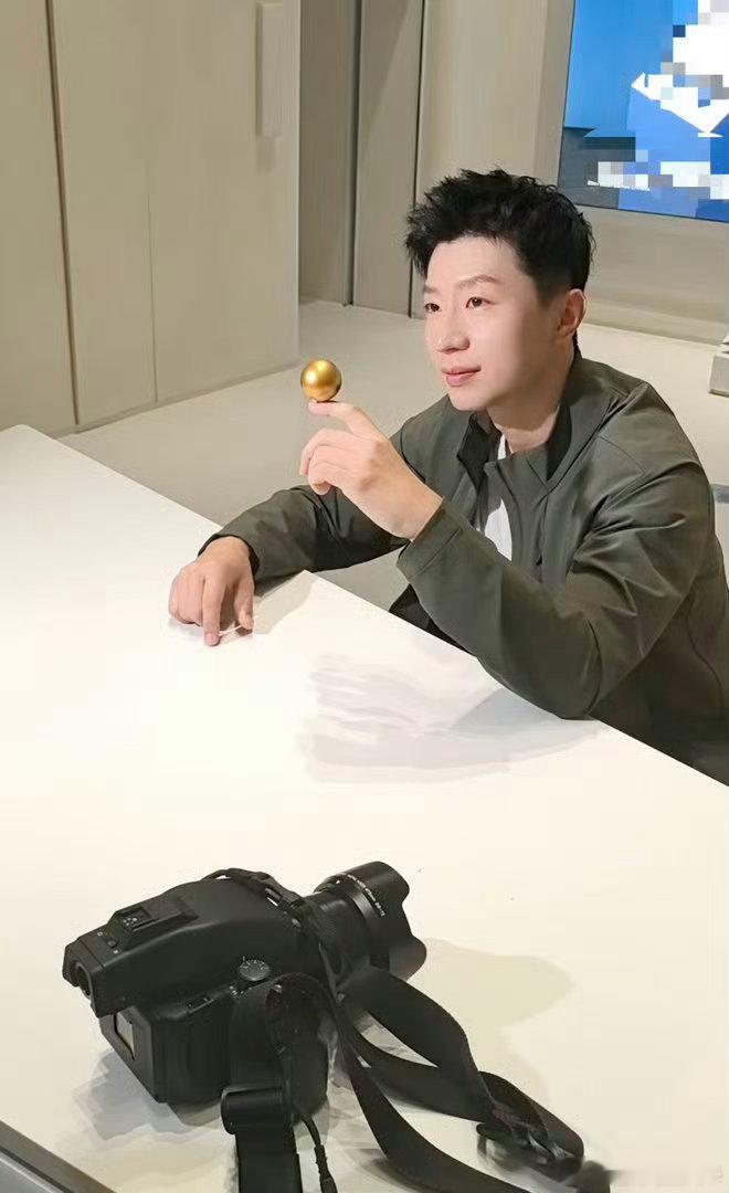 马龙又比耶了马龙做了一套脸保健操🤩谁能拒绝可爱龙队！赢球时霸气十足，拍立得里比